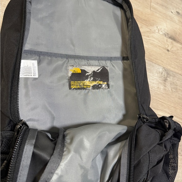 North Face Vault Backpack Black 26L - Picture 3 of 9
